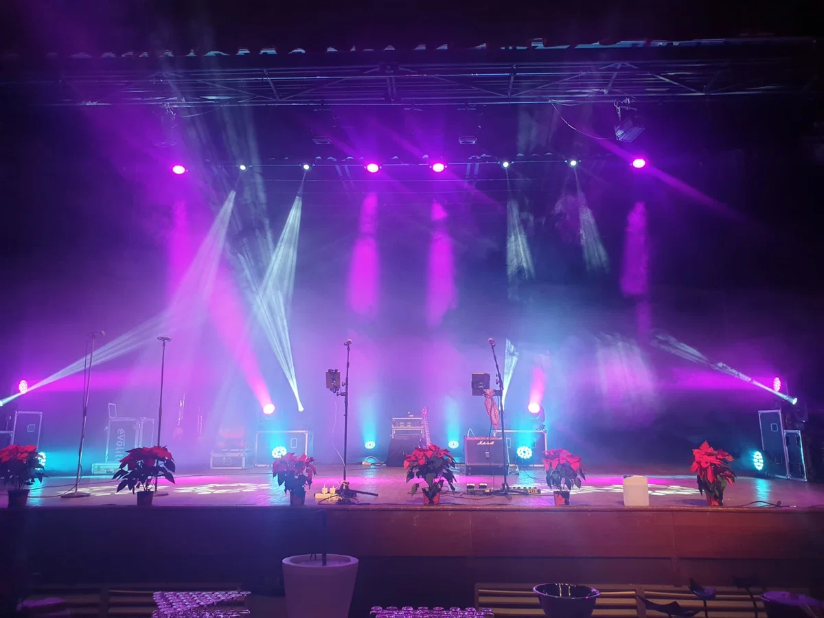 Plateau prêt avant concert, faisceaux magenta et cyan dans la fumée