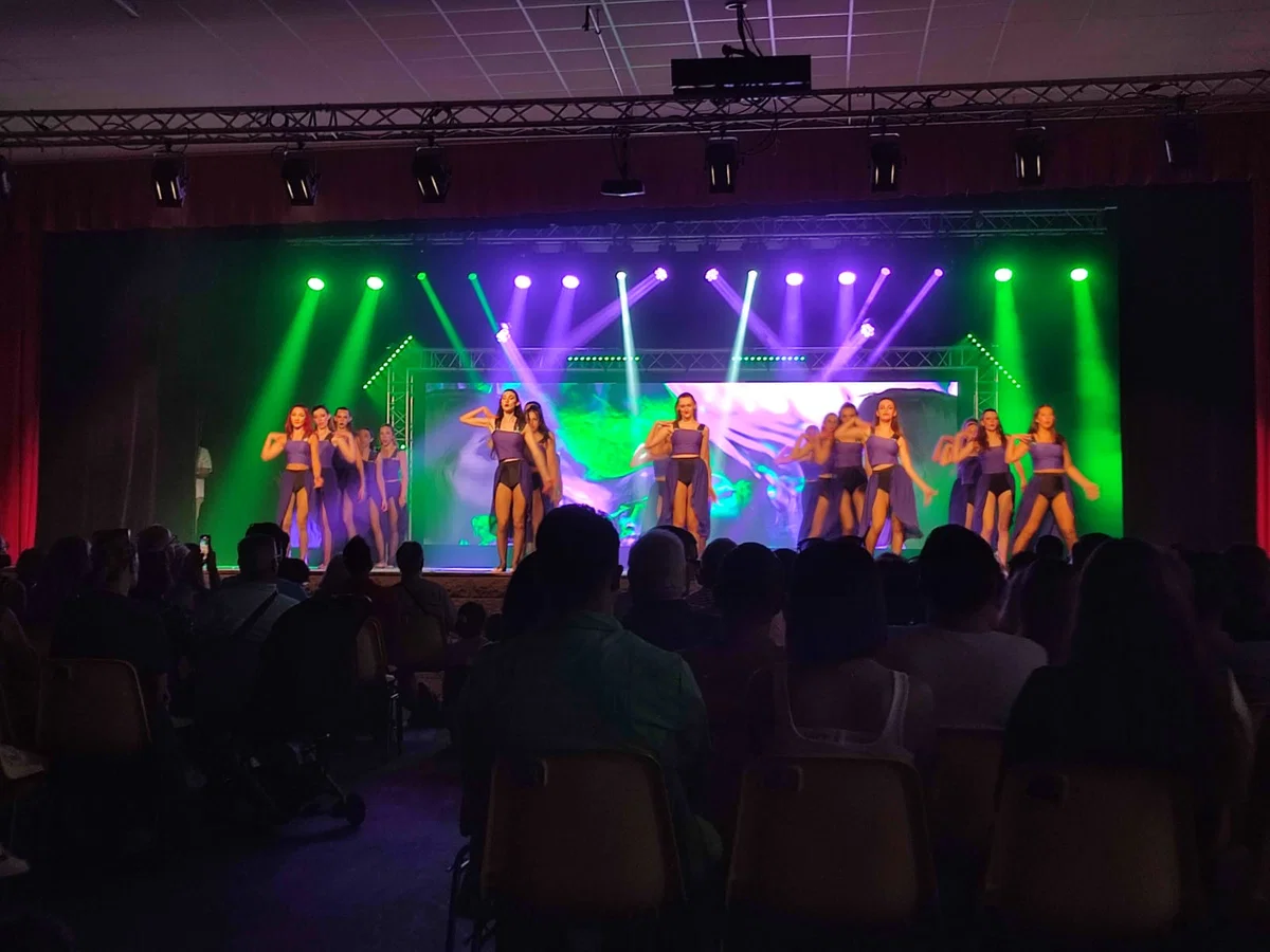 Gala de danse devant le public, contres verts et violets