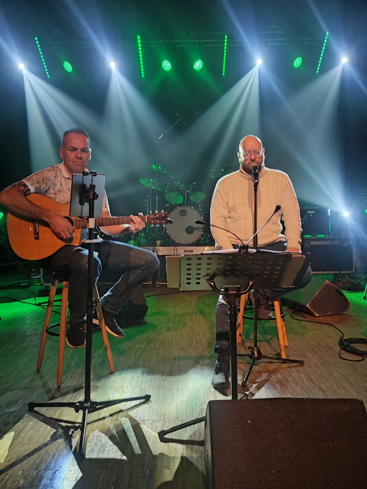 Duo guitare et chant, douches blanches et arrière-plan vert