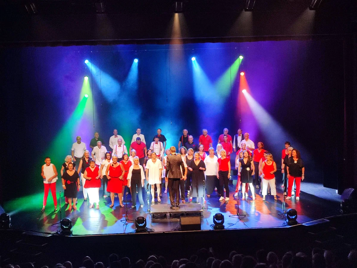 Chorale sur scène, faisceaux colorés en éventail