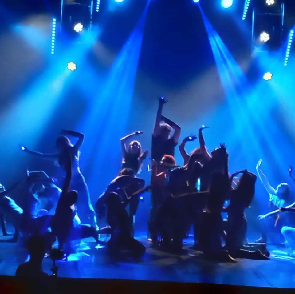 Tableau de danse contemporaine en contre-jour bleu